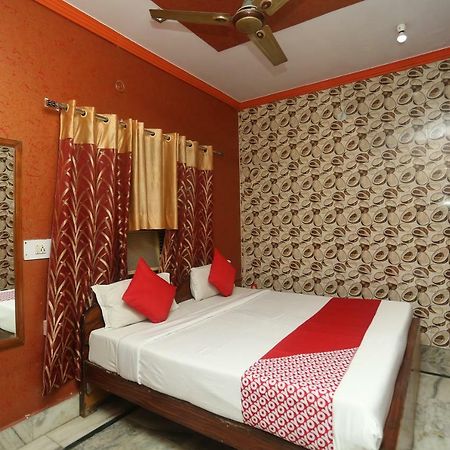 Oyo 18641 Hotel Rashmi Tājganj Buitenkant foto