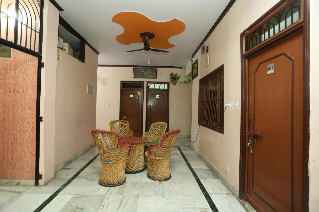 Oyo 18641 Hotel Rashmi Tājganj Buitenkant foto