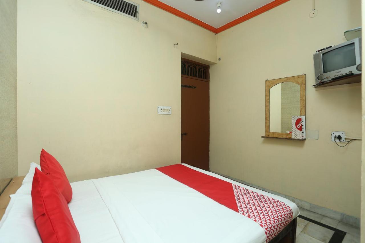 Oyo 18641 Hotel Rashmi Tājganj Buitenkant foto