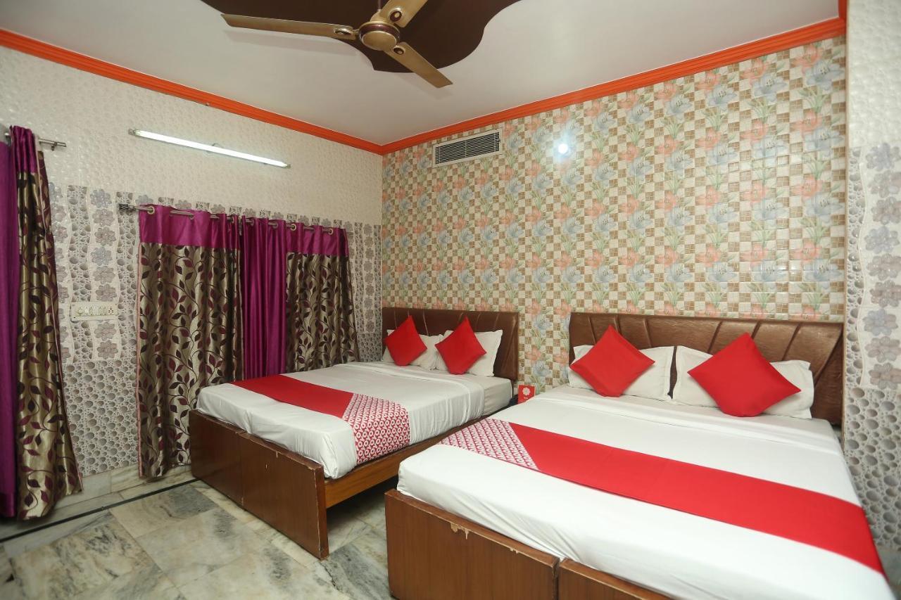 Oyo 18641 Hotel Rashmi Tājganj Buitenkant foto