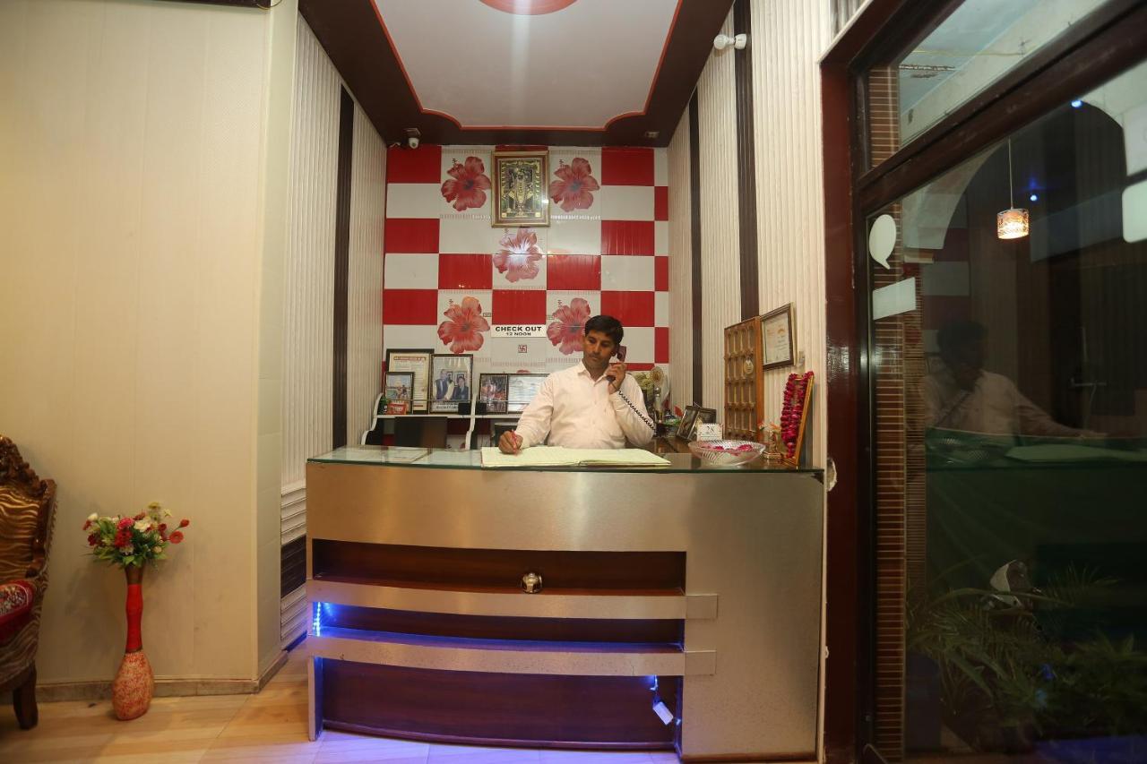 Oyo 18641 Hotel Rashmi Tājganj Buitenkant foto