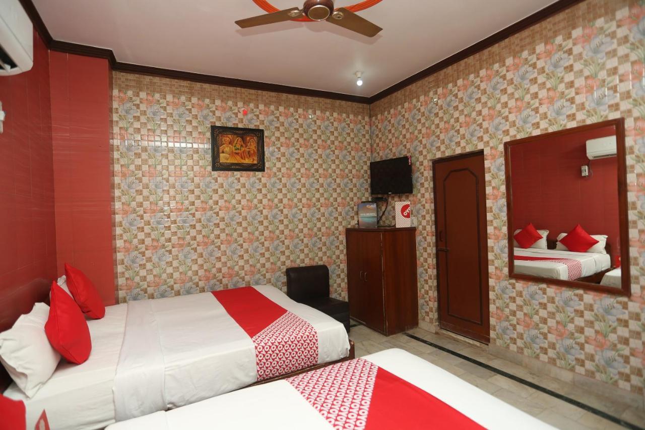 Oyo 18641 Hotel Rashmi Tājganj Buitenkant foto