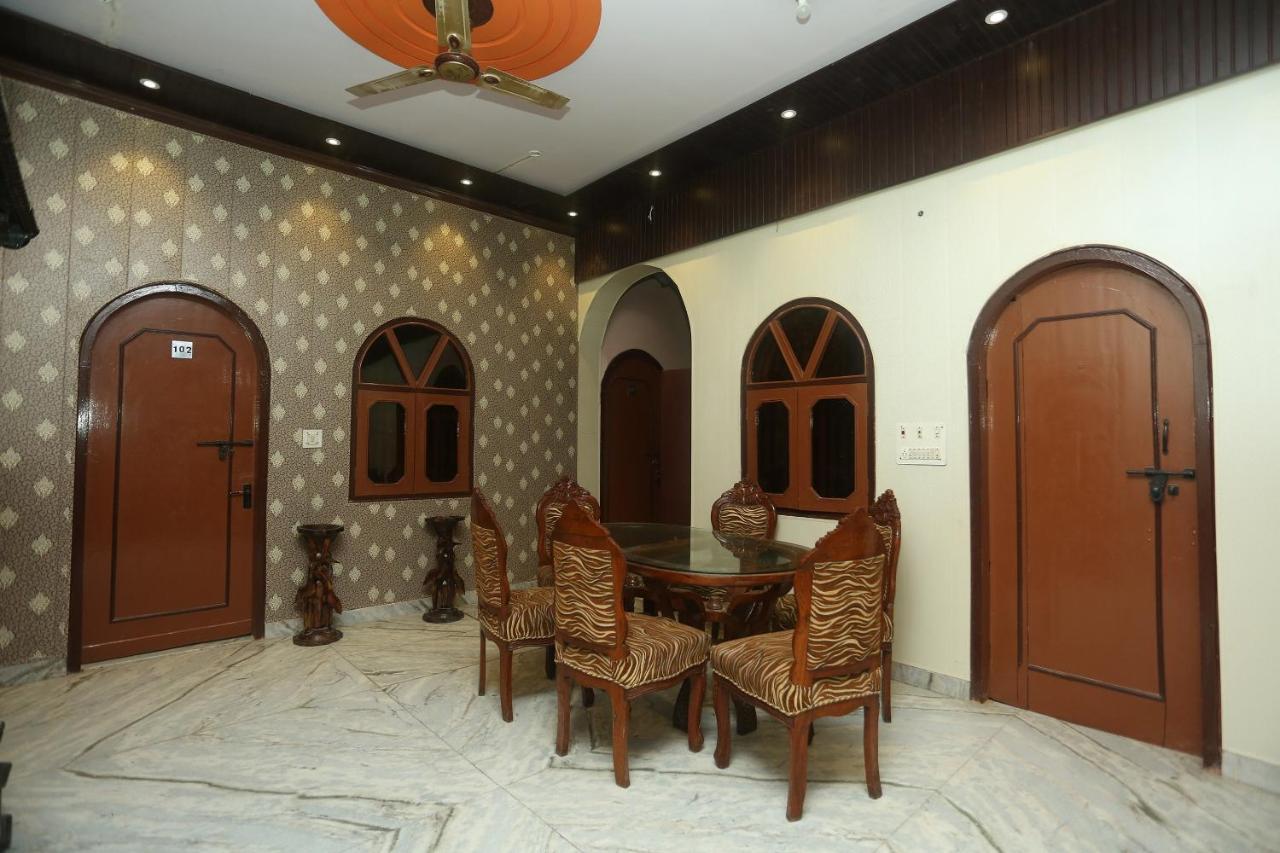 Oyo 18641 Hotel Rashmi Tājganj Buitenkant foto
