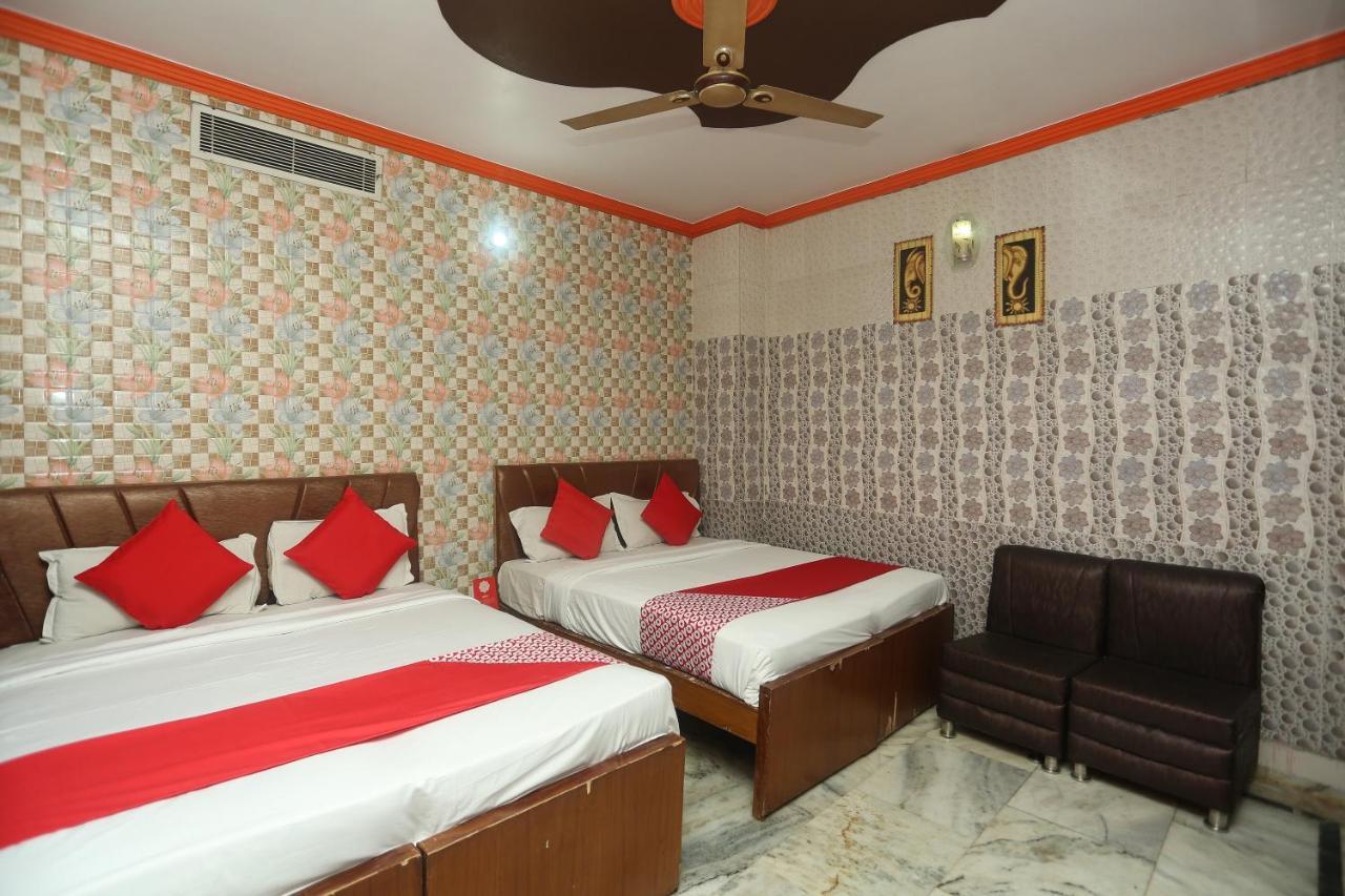 Oyo 18641 Hotel Rashmi Tājganj Buitenkant foto