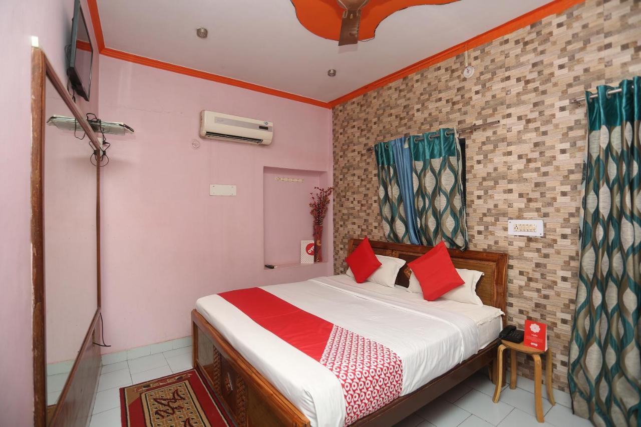 Oyo 18641 Hotel Rashmi Tājganj Buitenkant foto