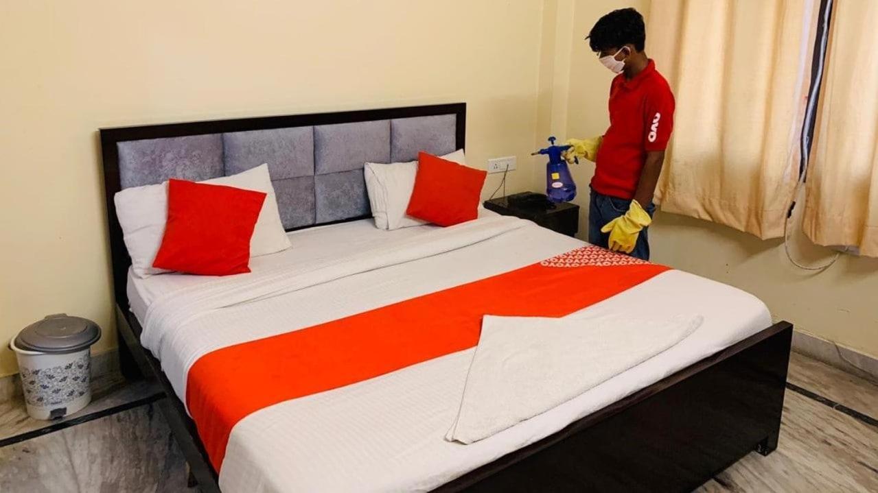 Oyo 18641 Hotel Rashmi Tājganj Buitenkant foto