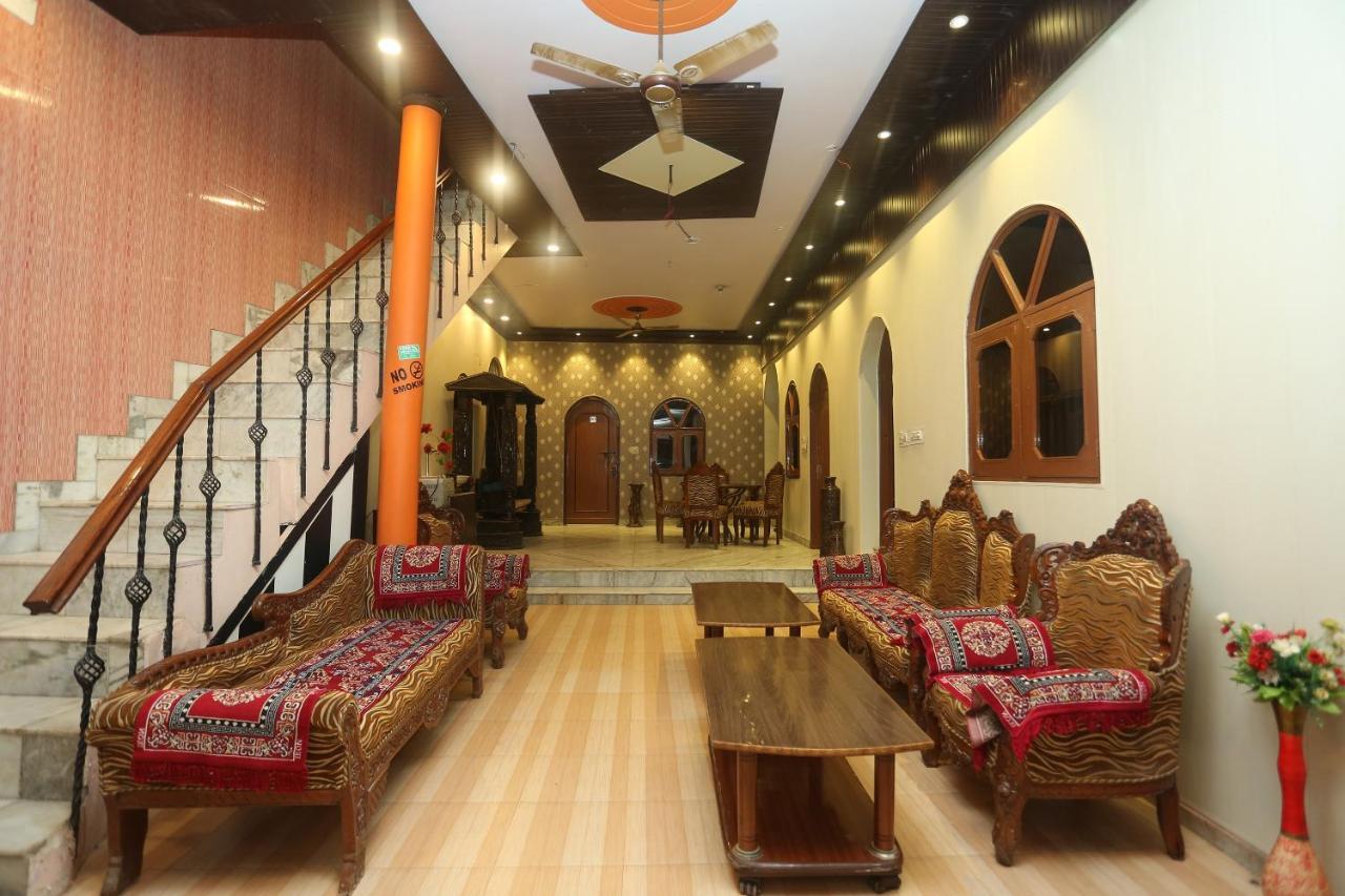 Oyo 18641 Hotel Rashmi Tājganj Buitenkant foto