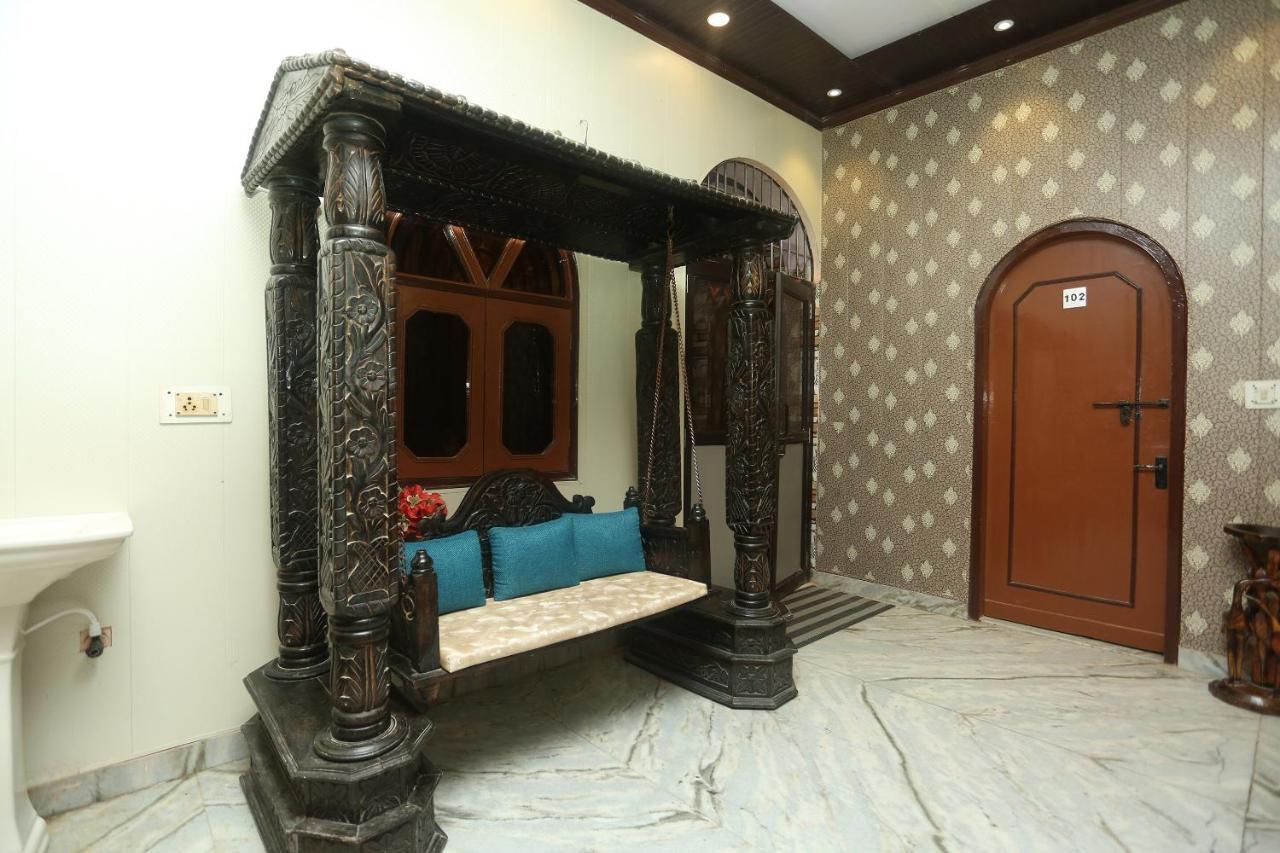 Oyo 18641 Hotel Rashmi Tājganj Buitenkant foto