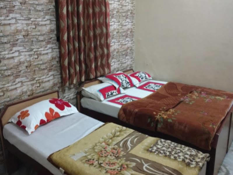 Oyo 18641 Hotel Rashmi Tājganj Buitenkant foto