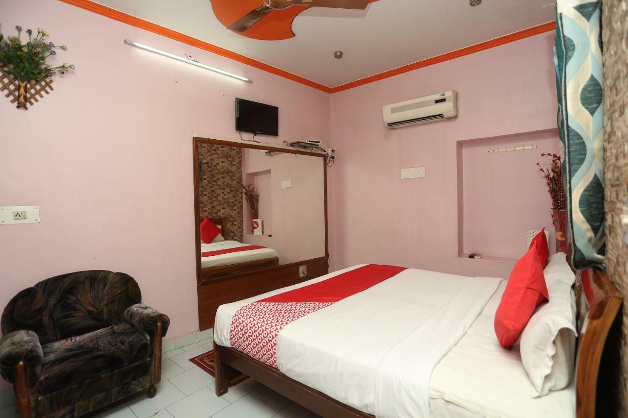 Oyo 18641 Hotel Rashmi Tājganj Buitenkant foto