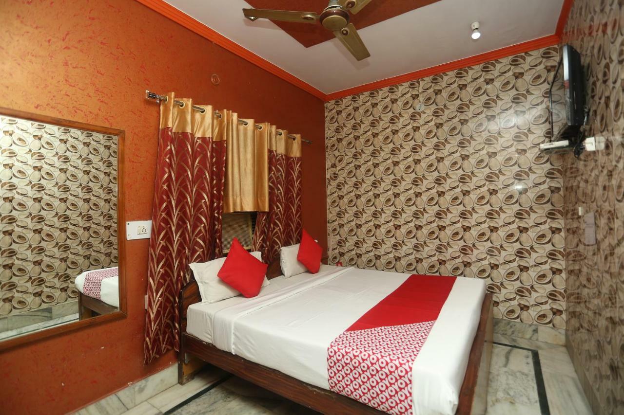Oyo 18641 Hotel Rashmi Tājganj Buitenkant foto